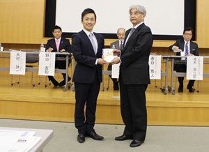 春日雅人理事長への贈呈