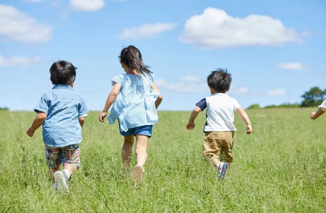 公園で遊ぶ子供たち
