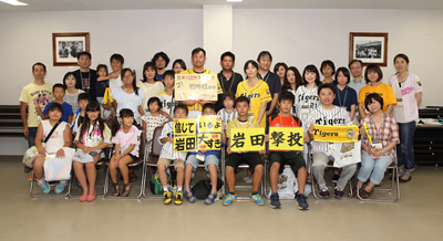 岩田投手と参加者の子供たち２